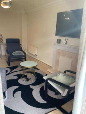 Charming 2-Bed House in London